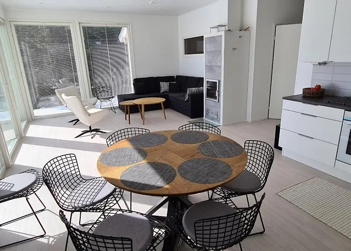 Lakeside Luxe فيلة